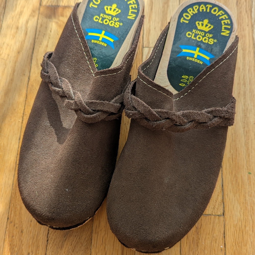 Torpatoffeln Brown Suede Clogs